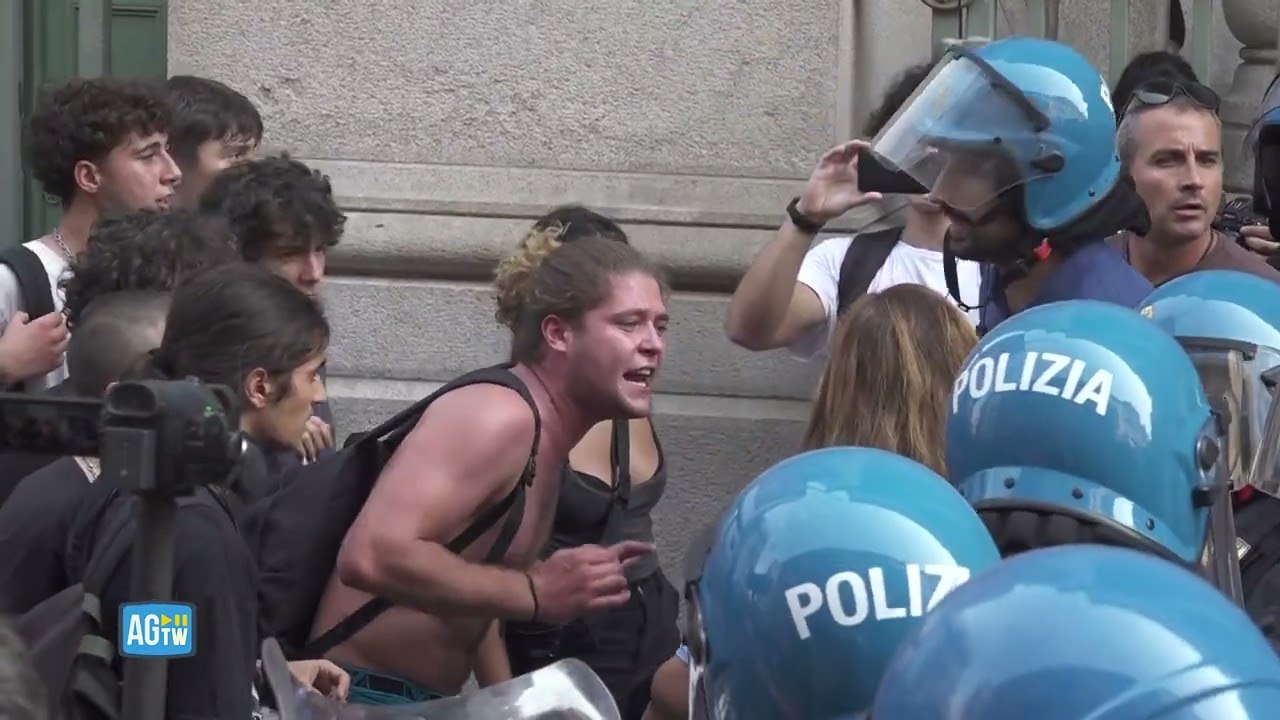 Scontri Torino, studenti contro la Polizia: «Avete tolto due denti a un ragazzino»