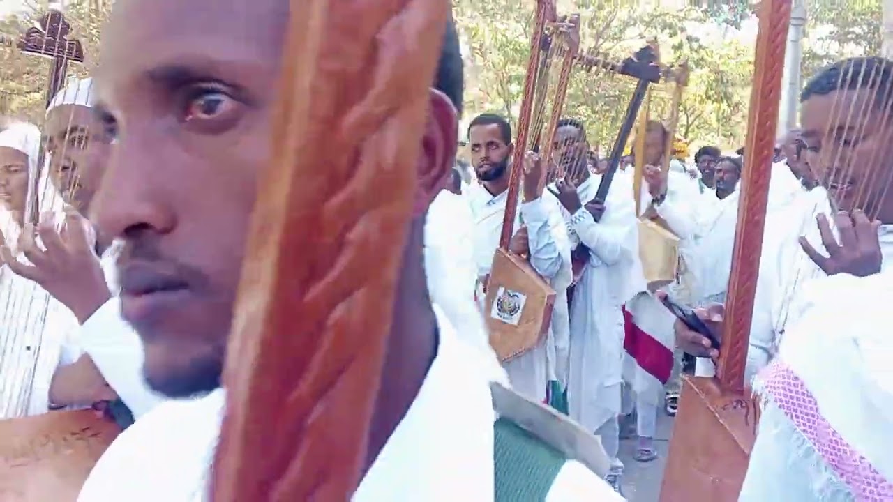 አንደበቴም ያውጣ የምስጋና ቅኔ የአምላኬን ማዳን አይቻለሁ በዓይኔ