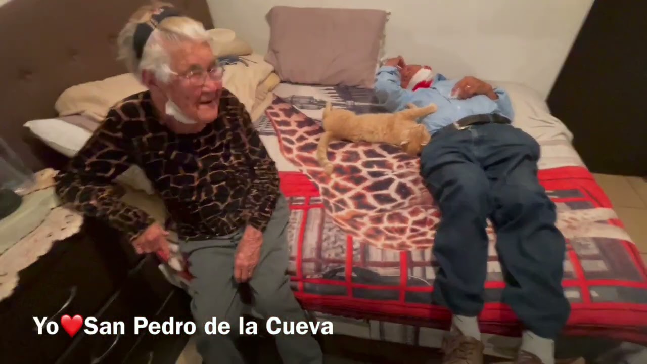 Doña Beba me dice que hará caldo de hueso y Don Pancho come tamales