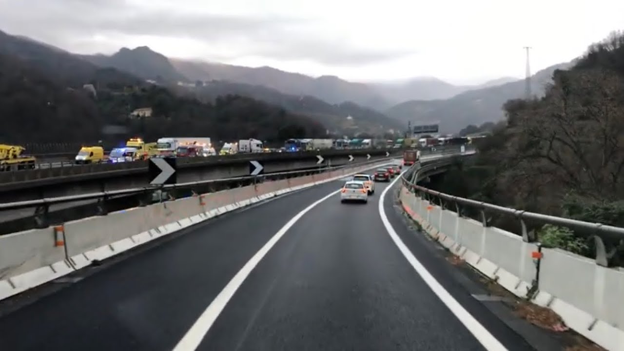 A26/A10 camion di traverso blocca traffico verso Genova e Ventimiglia, kilometri di coda