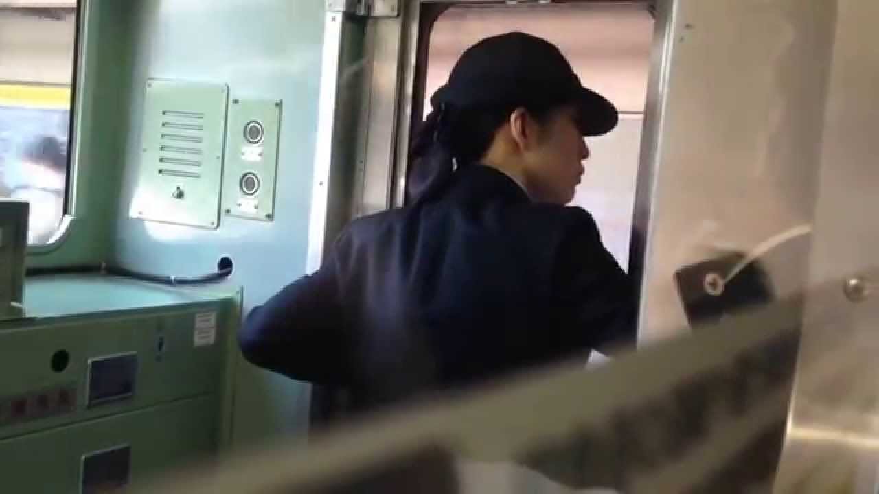 大阪環状線、女子車掌さん。