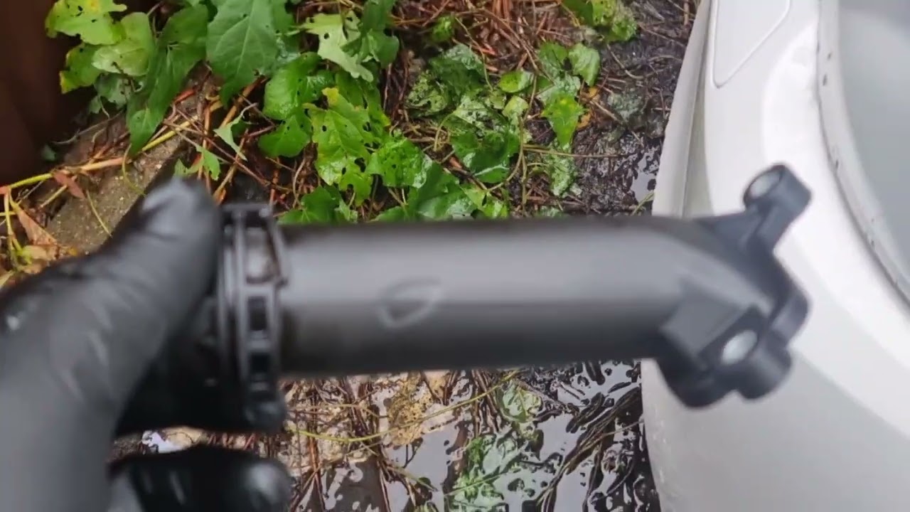 BMW F10 520d 2012, утечка охлаждающей жидкости, пластиковый фланцевый патрубок