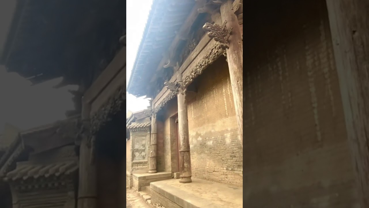 汾城古建筑群，位于山西省临汾市襄汾县西南汾城16公里处，原为太平县城，唐初为尉迟恭的封地一鄂公堡。 古太平县城在唐贞观七年（633年），由古城镇迁于此地，经历朝历代建设，在汾城留下大批古建筑，被誉为