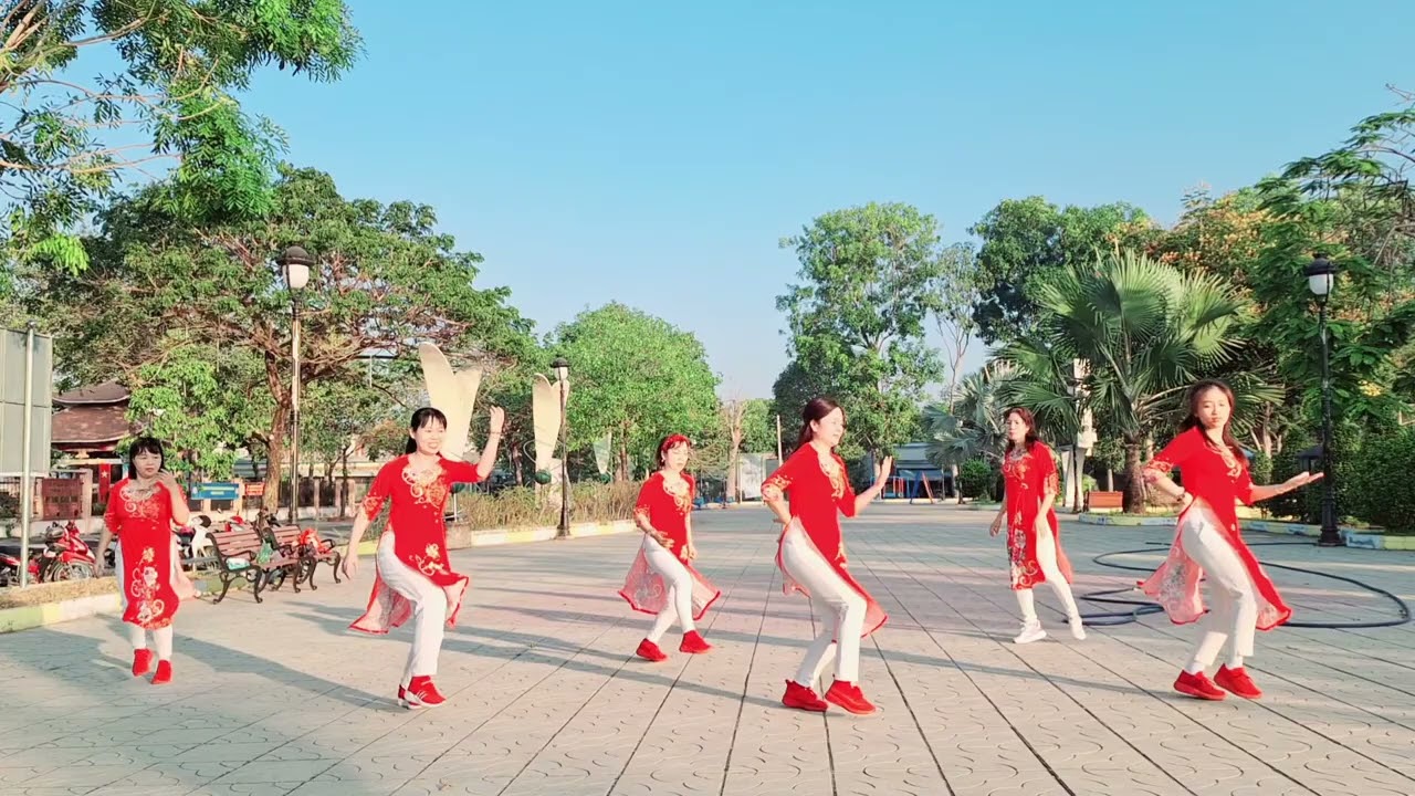 CÂU CHUYỆN ĐẦU NĂM mix nhạc Bích Ngọc bđ Hiền Hiền biểu diễn CLB Aerobic phú tân