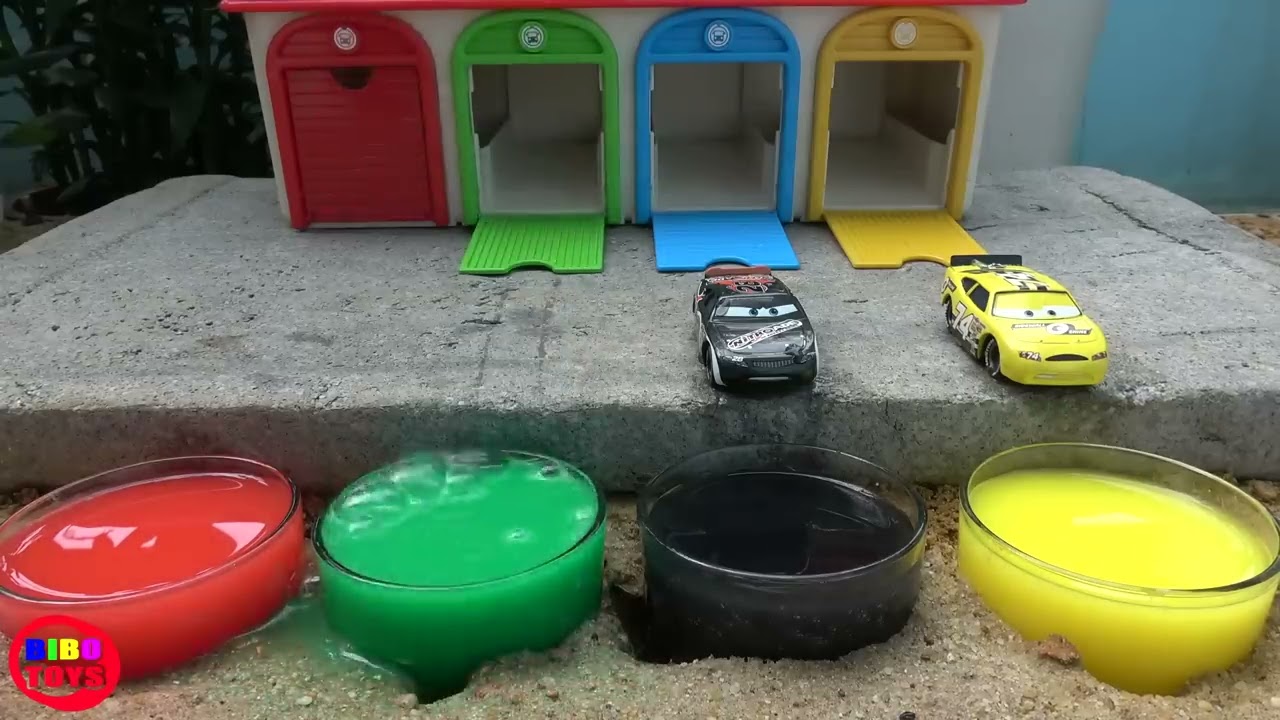 Bibo bawi się zabawkami Disney Pixar - samochodami Błyskawicą McQueen z filmu Auta 3