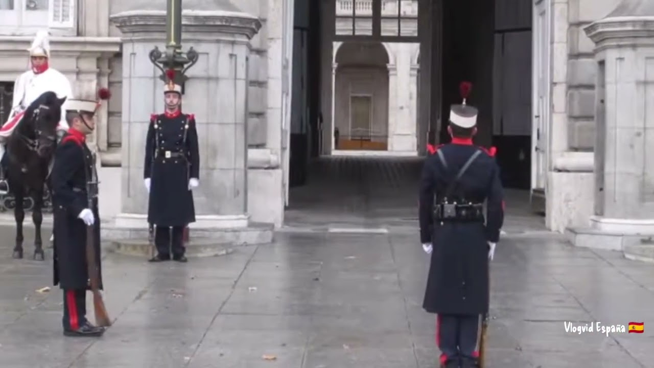 El Solemne Relevo de la Guardia Real en la Histórica Puerta del Príncipe.