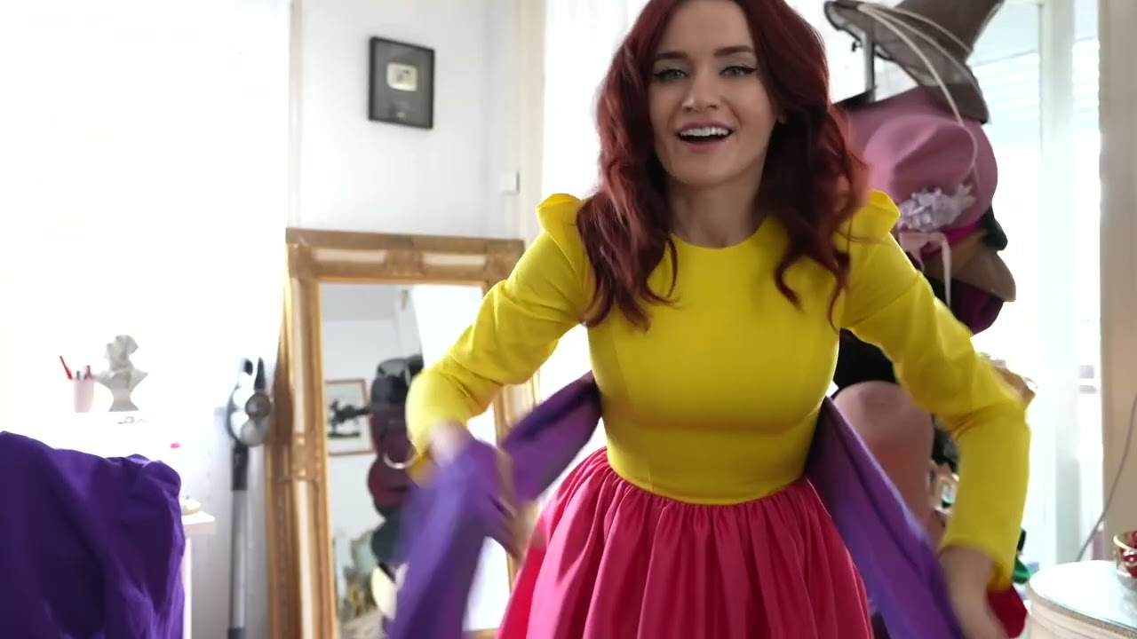 Andreea Balaban unboxinguri giveaway Laura Galic cu rochiile ei fabuloase