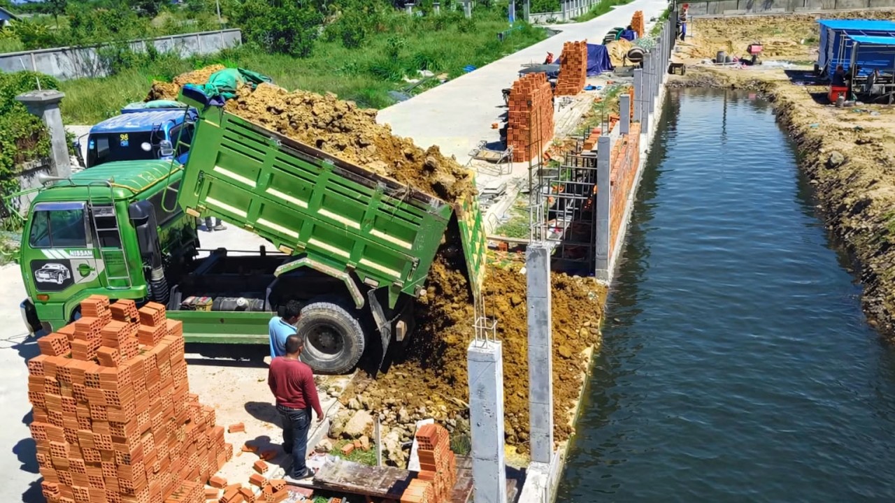 Be Wacthful New Project!showing Skill Dozer D21P Pushing Soil,Dump Truck Fillland waterinside Fence