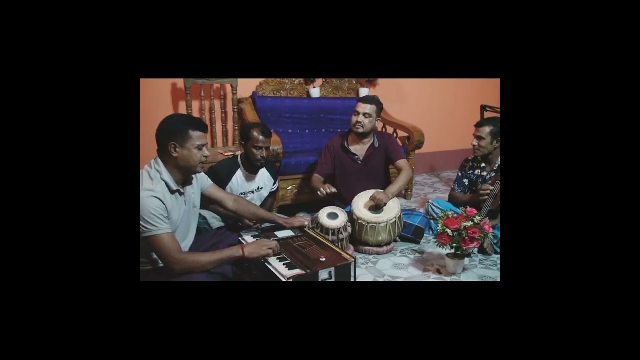 বাঁকা গায়ের নদীর স্রুতে রঙ্গিন পাল উড়াইয়া,মাঝি কোন দেশে যাও বাইয়া।শিল্পী :- মনোরঞ্জন দাশ