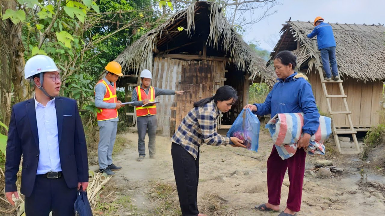 Kind woman helps Single Mother renovate an abandoned house - starting life from zero