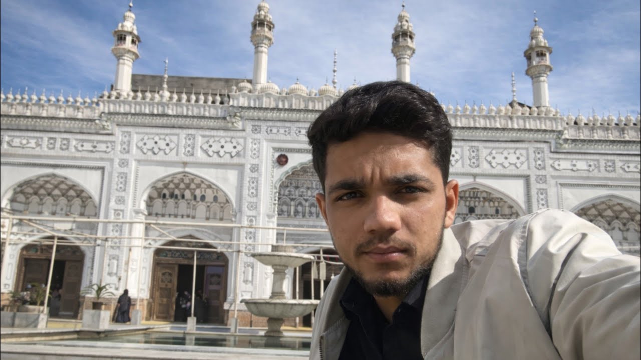 Inside Pakistan’s 400-Year-Old Mosque 😳