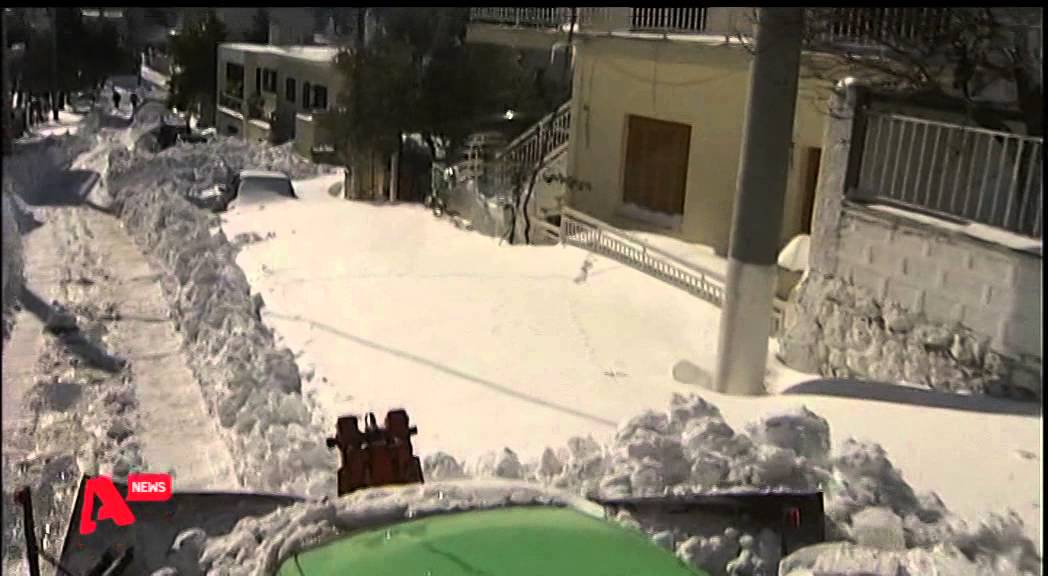 Προβλήματα από την έντονη χιονόπτωση στα Βίλια