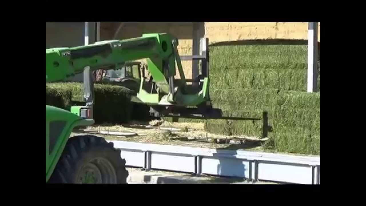 DECHARGEMENT BALLES CARREES DU SECHOIR FOIN COMPACT EN CHARPENTE METALLIQUE ET STOCKAGE EN GRANGE