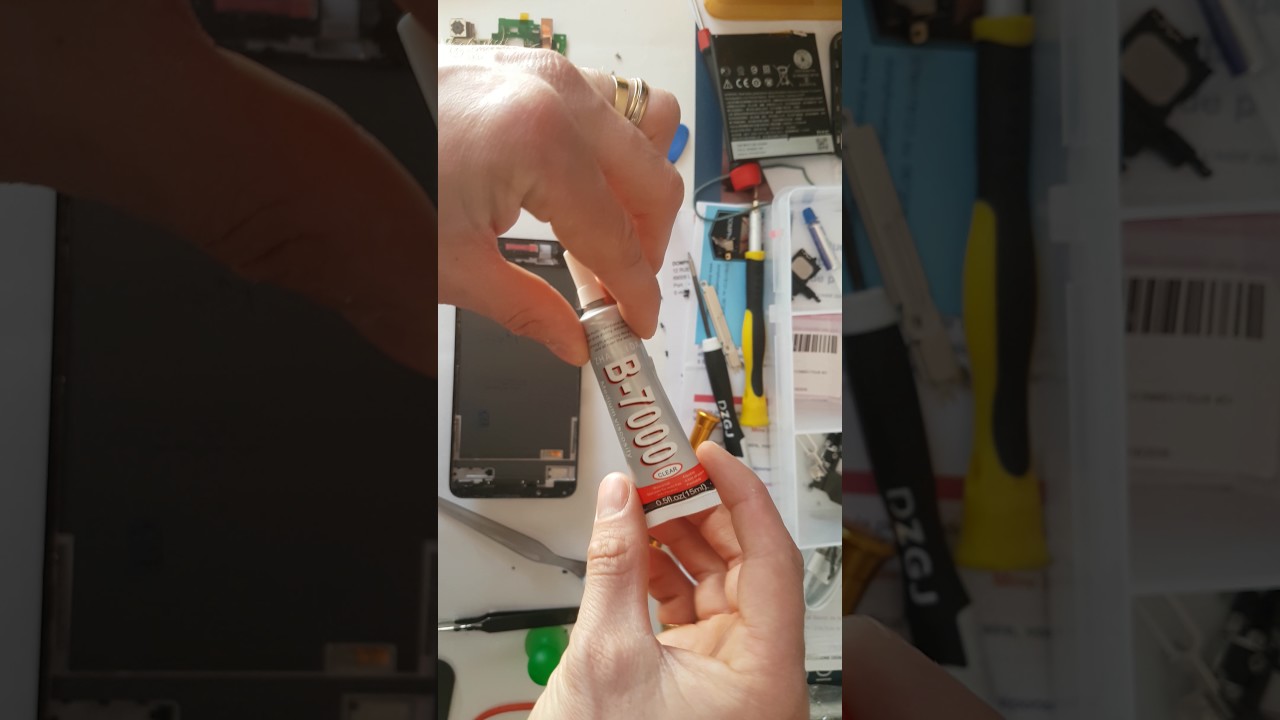 Démontage et changement du bloc afficheur tactile HTC Desire 825. 2e partie