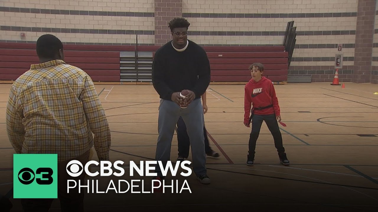 Eagles DT Jordan Davis serves Thanksgiving dinner to 150 residents in Camden