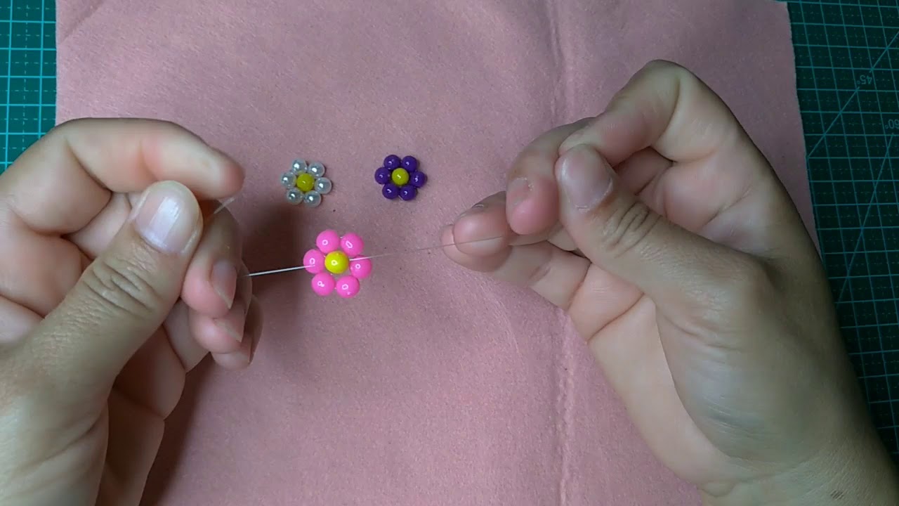 Aplique de flor feito com miçangas