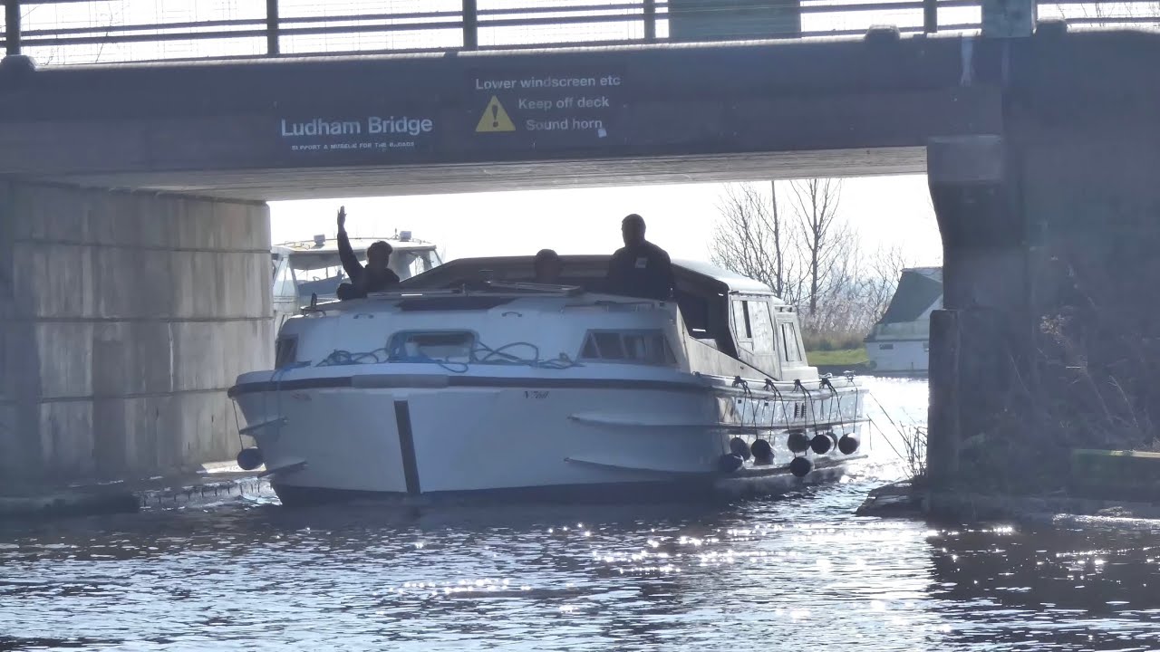 Sunshine, boats and a bridge. What more do we need? Maybe a bridge bump……..