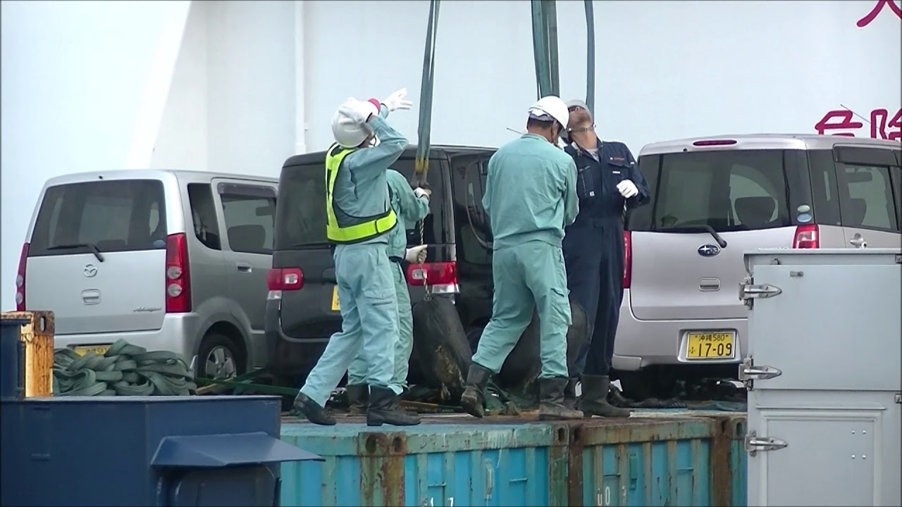 神技クレーン　揺れる船上からの人・貨物 絶妙の荷下ろし　貨客船だいとう