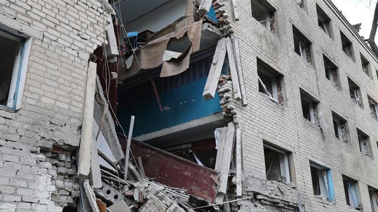 Selydove residents clean up after night attacks | AFP