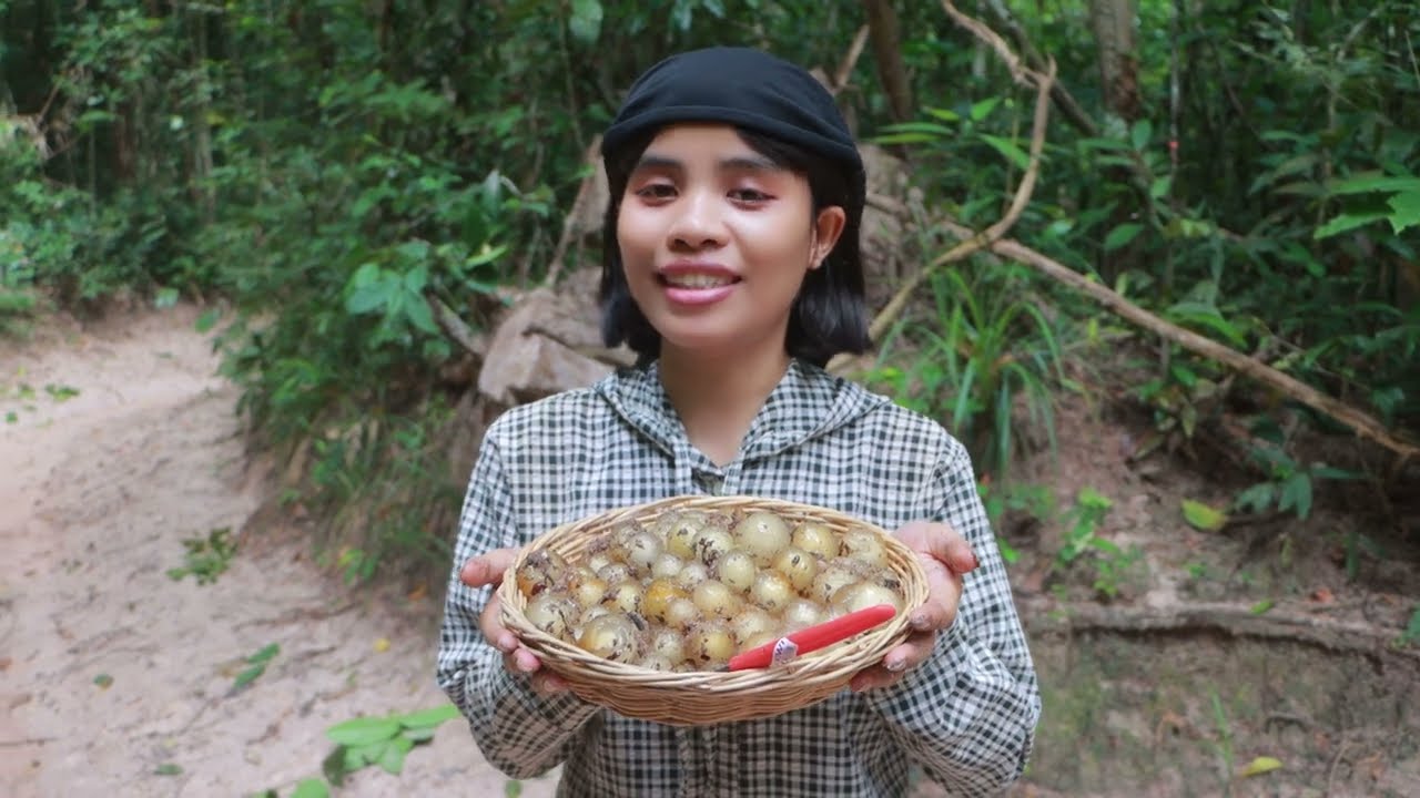 ដល់រដូវកាលផ្សិតកែវដុះហើយ ដកផ្សិតកែវ  យកធ្វើបង្អែមហូប😋 ចង់ហូបផ្សិតកែវ អាចឆាតចូលផេកកម្មង់បានណា😍🤟