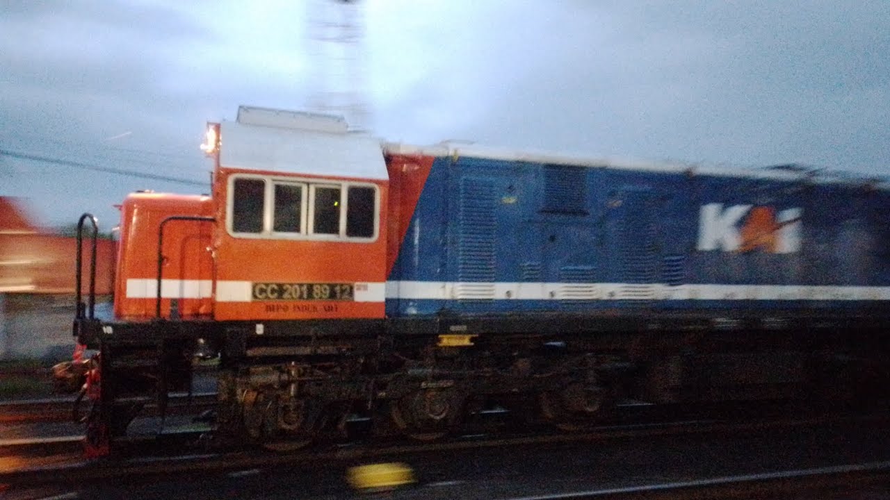 Momen ka brantas ditarik lokomotif merah biru menuju kota blitar jawa timur !!!