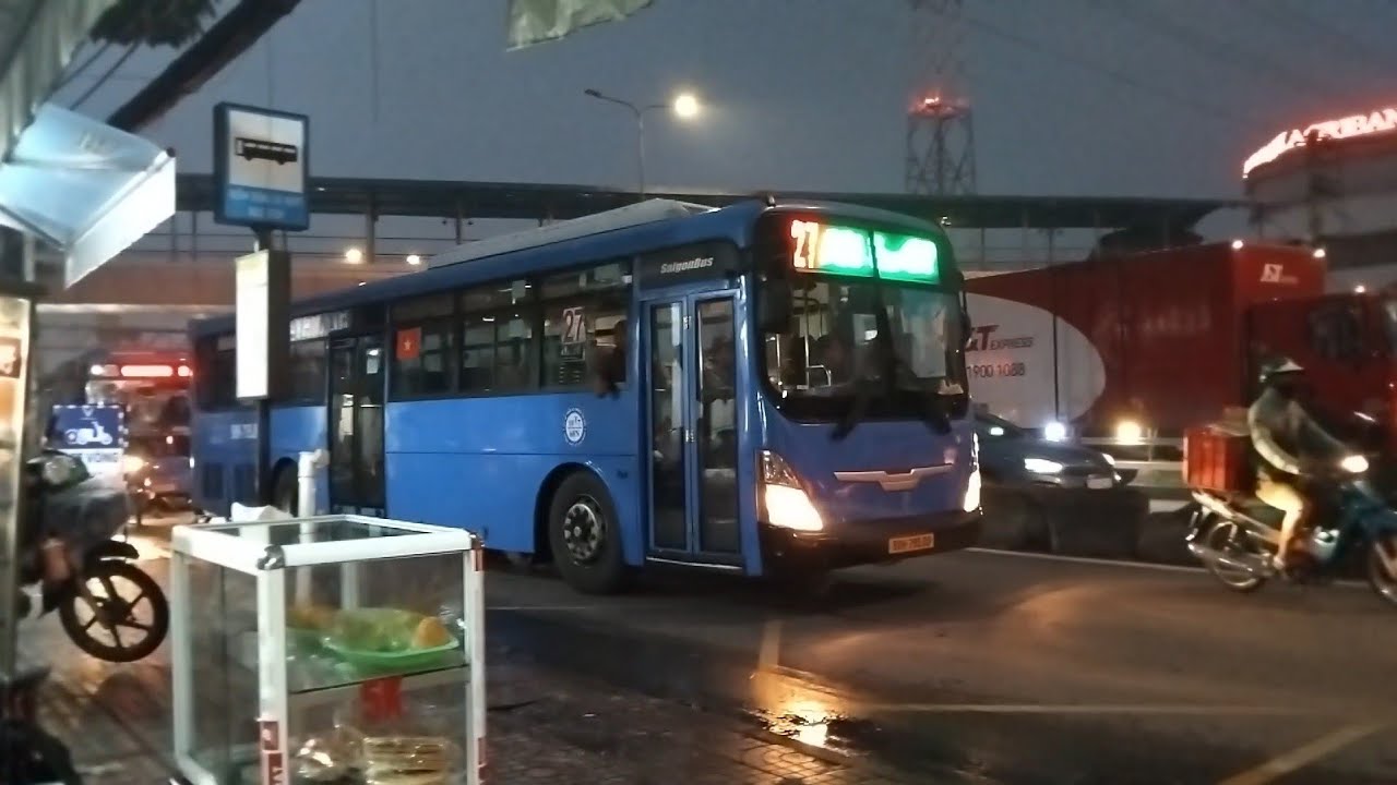 2 chiếc xe buýt 27 (SaigonBus) và 151 (FUTA Bus Lines) đi qua trong cảnh kẹt xe.