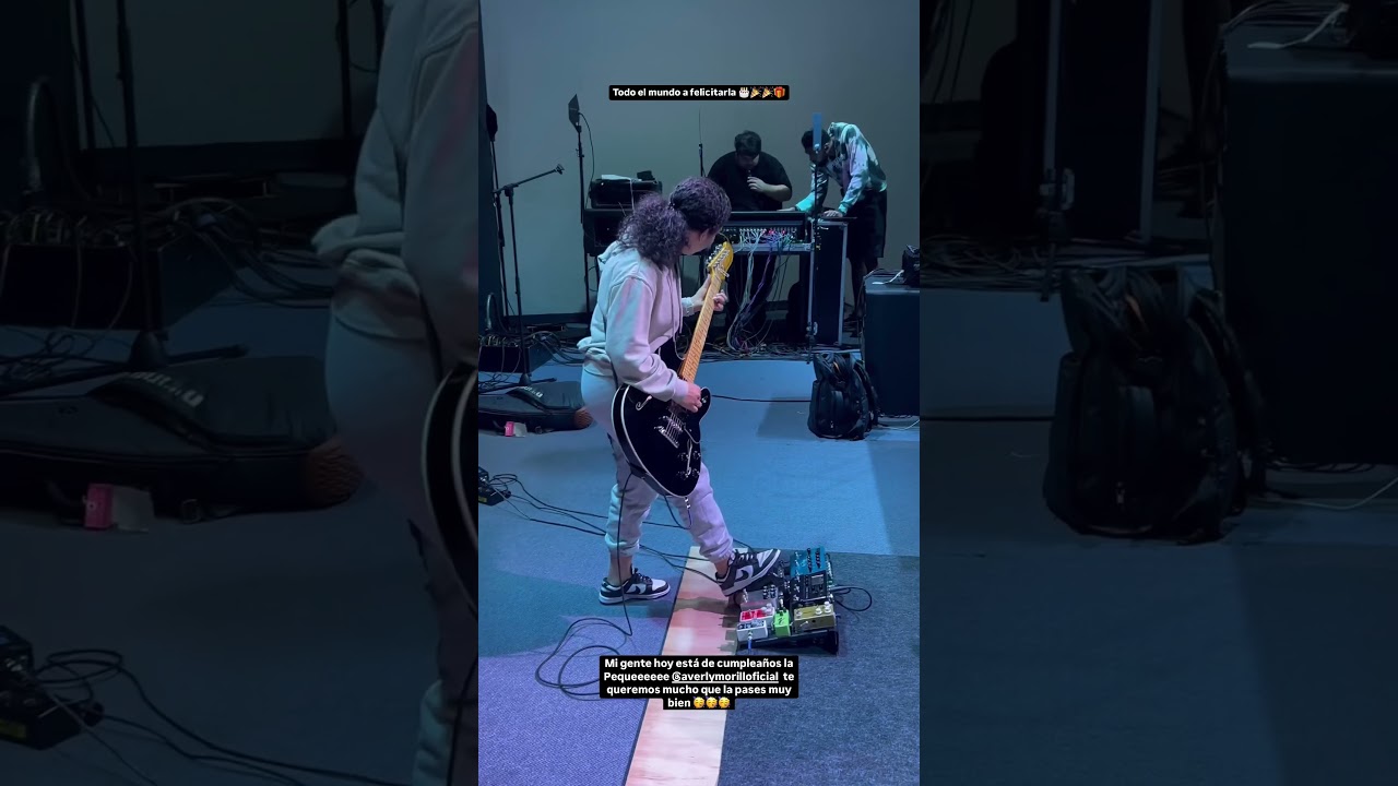 Averly toca la guitarra el&eacute;ctrica 🤯