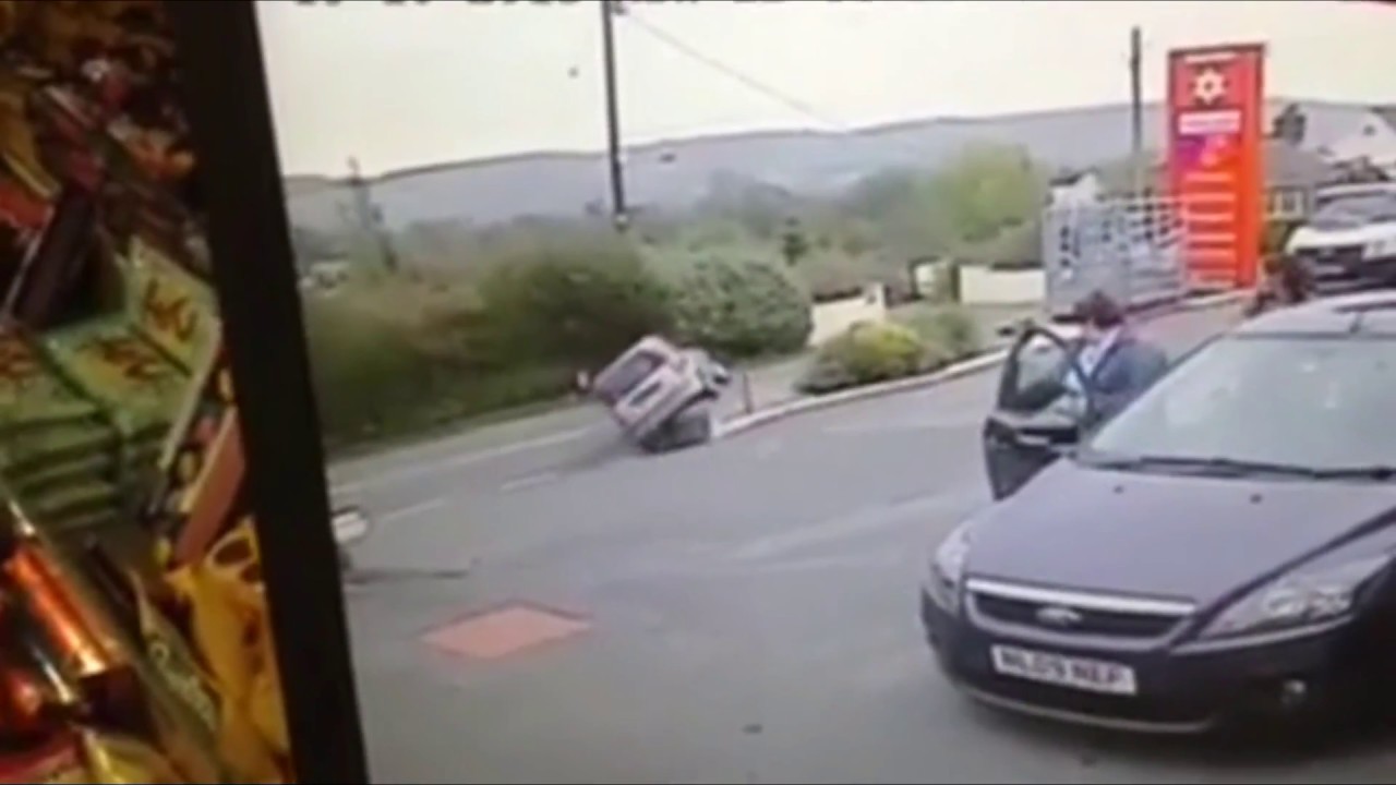 Signora ottantenne se ne va dal benzinaio su due ruote