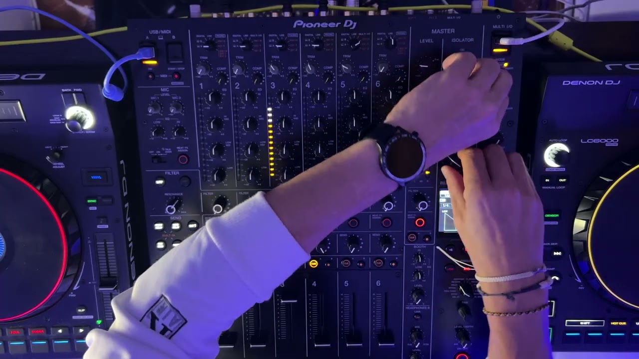 Pioneer DJM V10 LF in session.  #deeptechhouse #stephanedush 