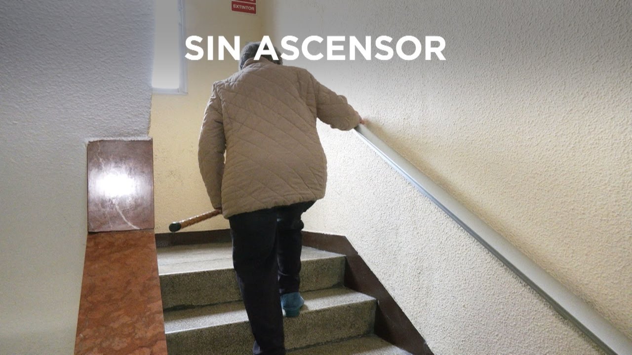 La pesadilla de vivir sin ascensor y con problemas de movilidad en La Elipa