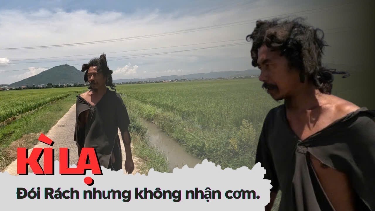 Người đàn ông ăn mặc rách tả tơi đi lang thang tặng cơm nhưng không lấy