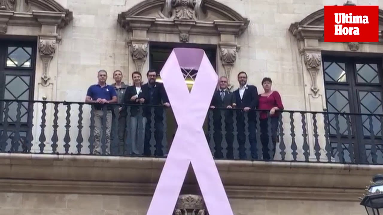 Lazo rosa en la fachada de Cort con motivo del D&iacute;a mundial Contra el C&aacute;ncer de mama