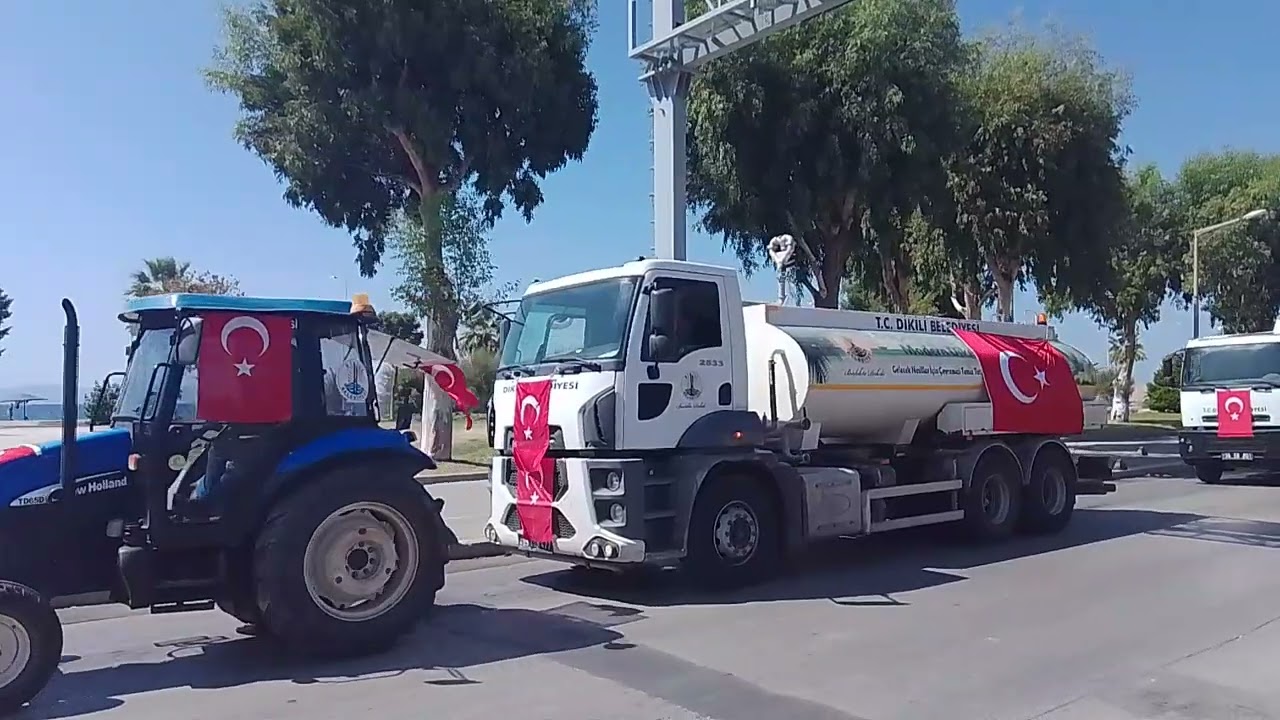 Dikili'nin kurtuluşu dolayısıyla düzenlenen törende belediyeye ait araçlarla resmi geçit yapıldı 