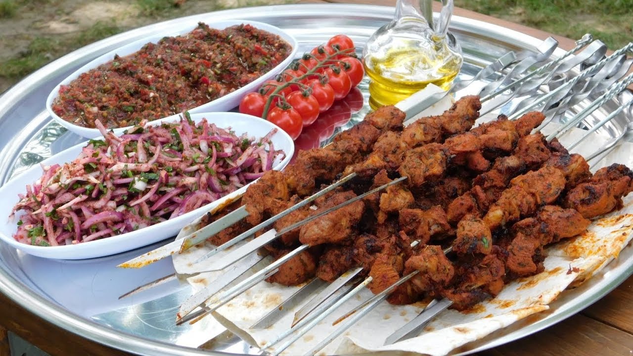 Нежное мясо на шампурах. Восточный салат и острый соус к мясу!!!)