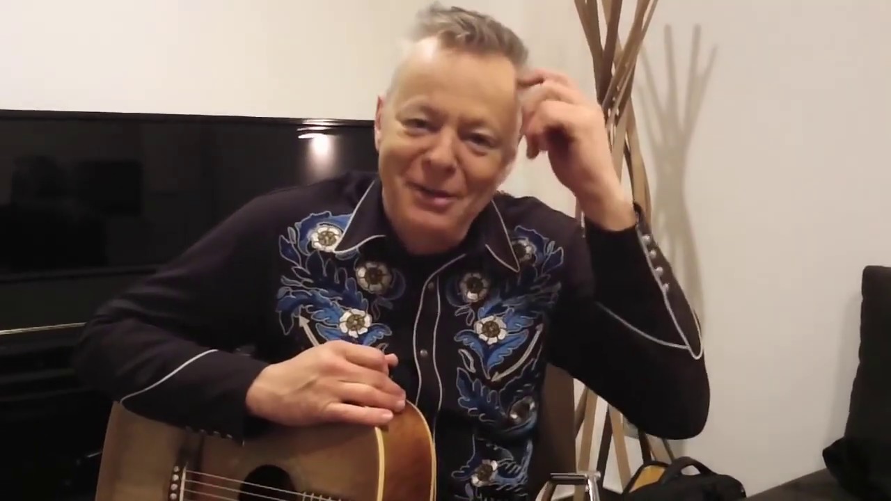 TOMMY EMMANUEL talks about SIMON HOSFORD & they perform 