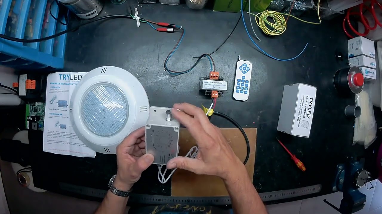 Ten enseñamos a sincronizar el controlador RGB de dos hilos de Trypool Referencia: EB101BW+RC102BW