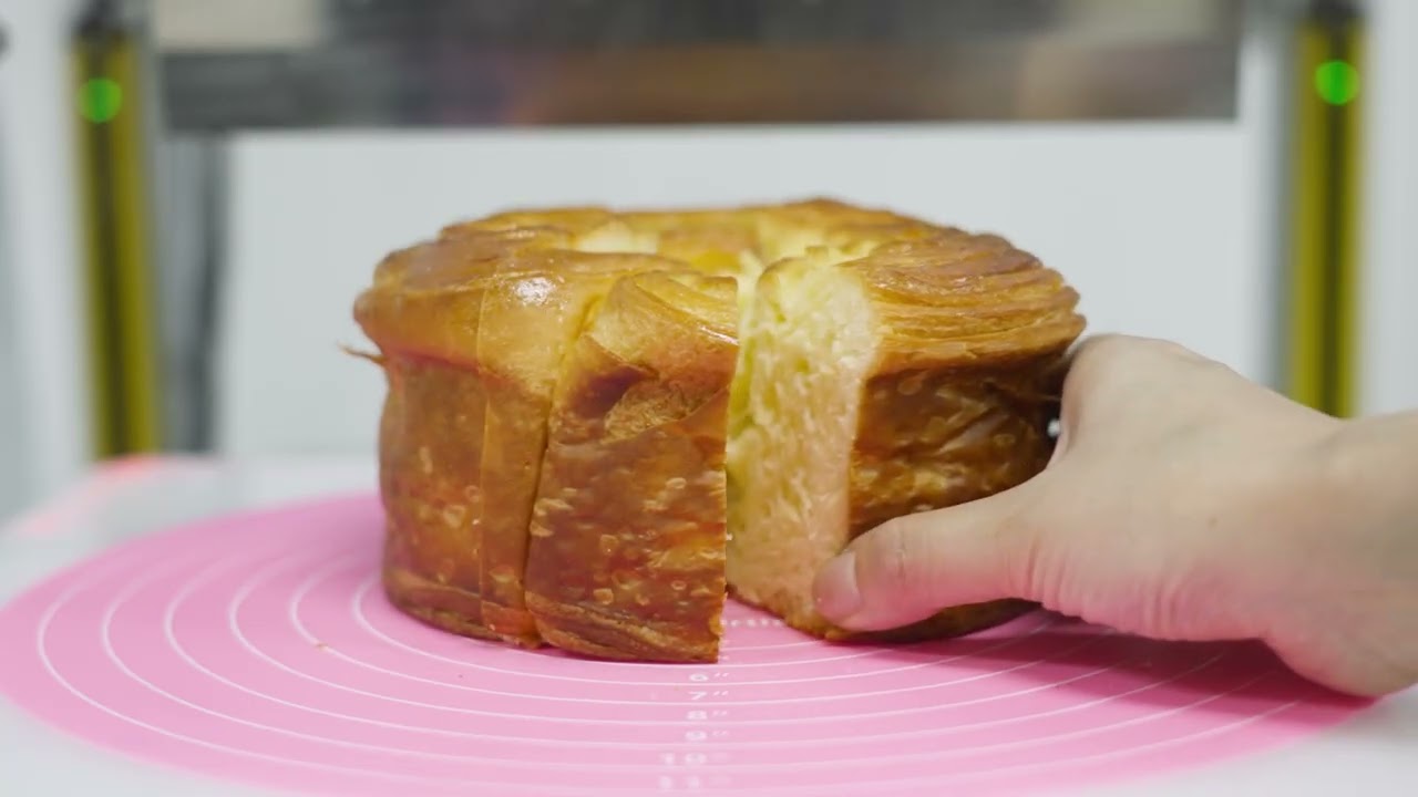 Ultrasonic cutter for cake bread and candy