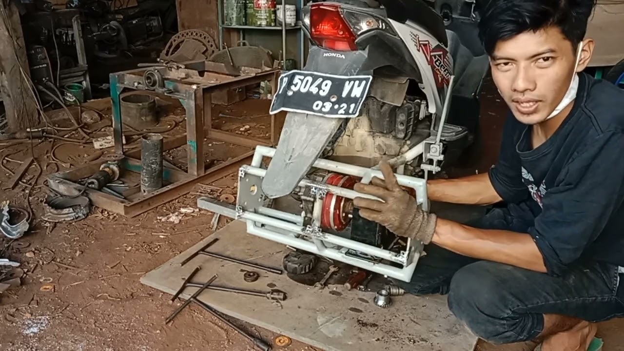 pemasangan manufaktur roda tiga pada motor matic
