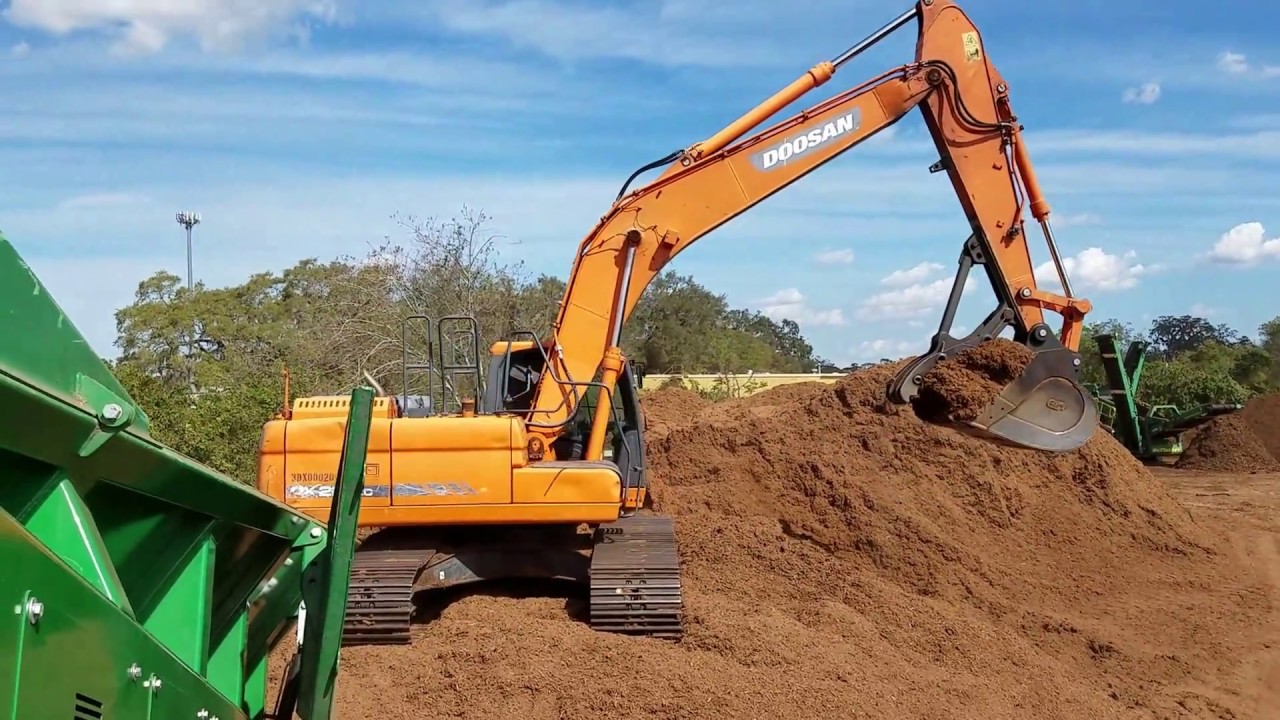 McCloskey R155 Screening Mulch with 1-1/2