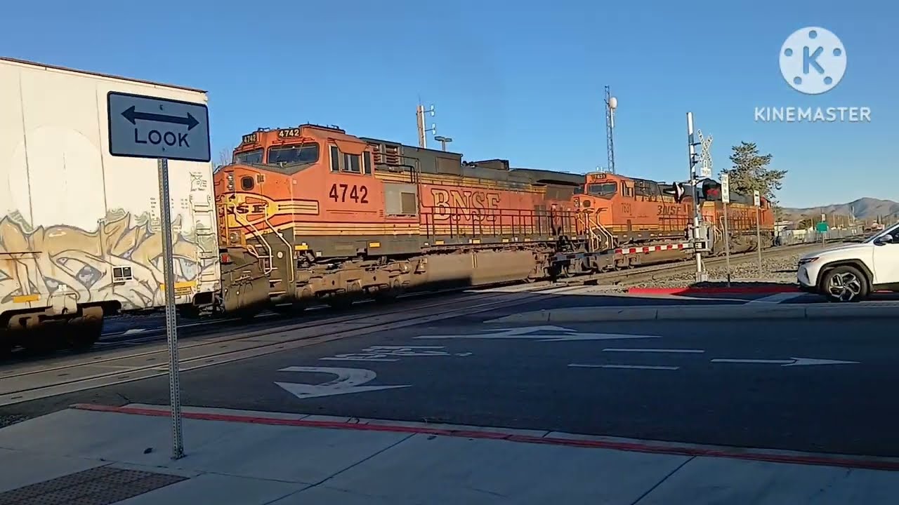 Bnsf 7113 pulling a intermodal train at the train depot in tehachapi california 