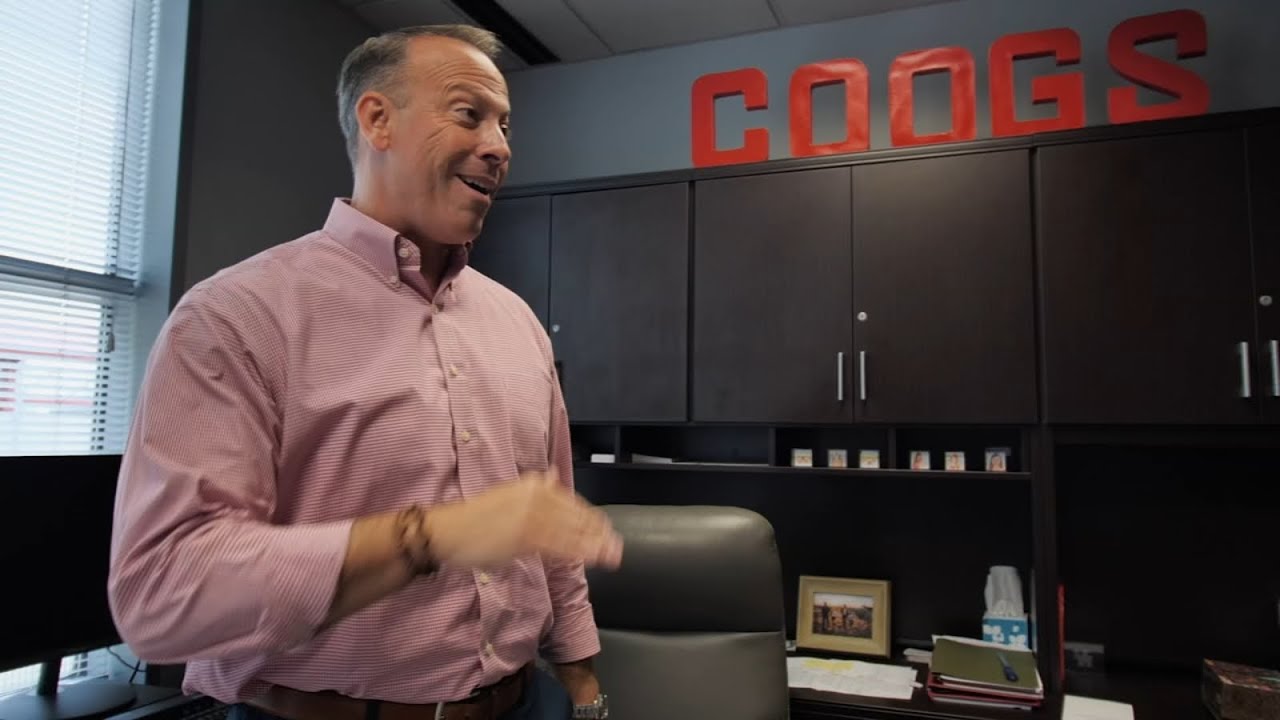 Eddie Nuñez: New UH Athletic Director working to open new doors