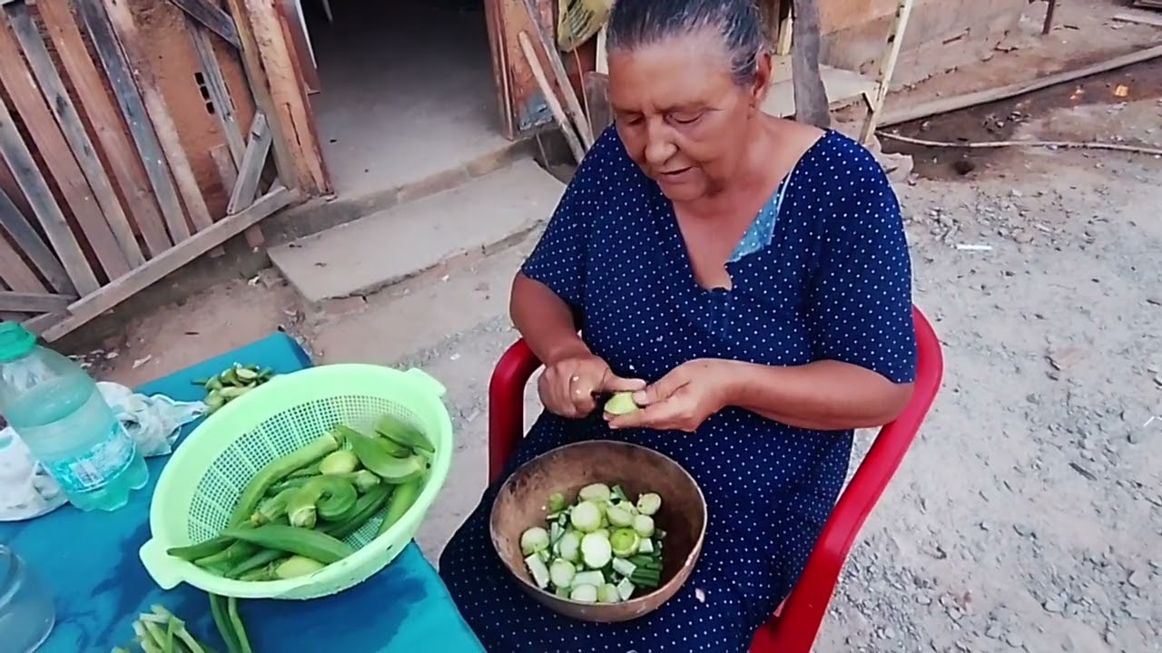 Ela descascando as verduras para fazer a janta