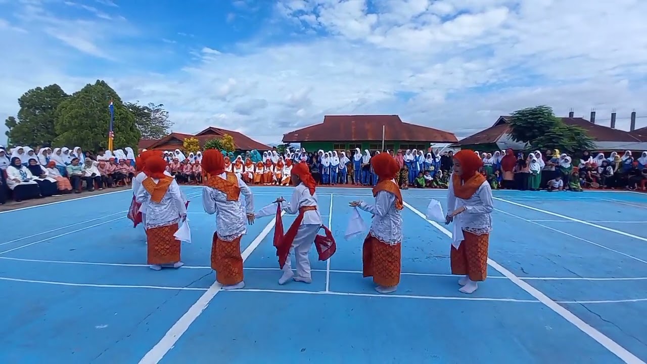 Tari Lenso Siswa MIN 1 Maluku Tengah pada Aksioma MTs Negeri 2 Maluku Tengah