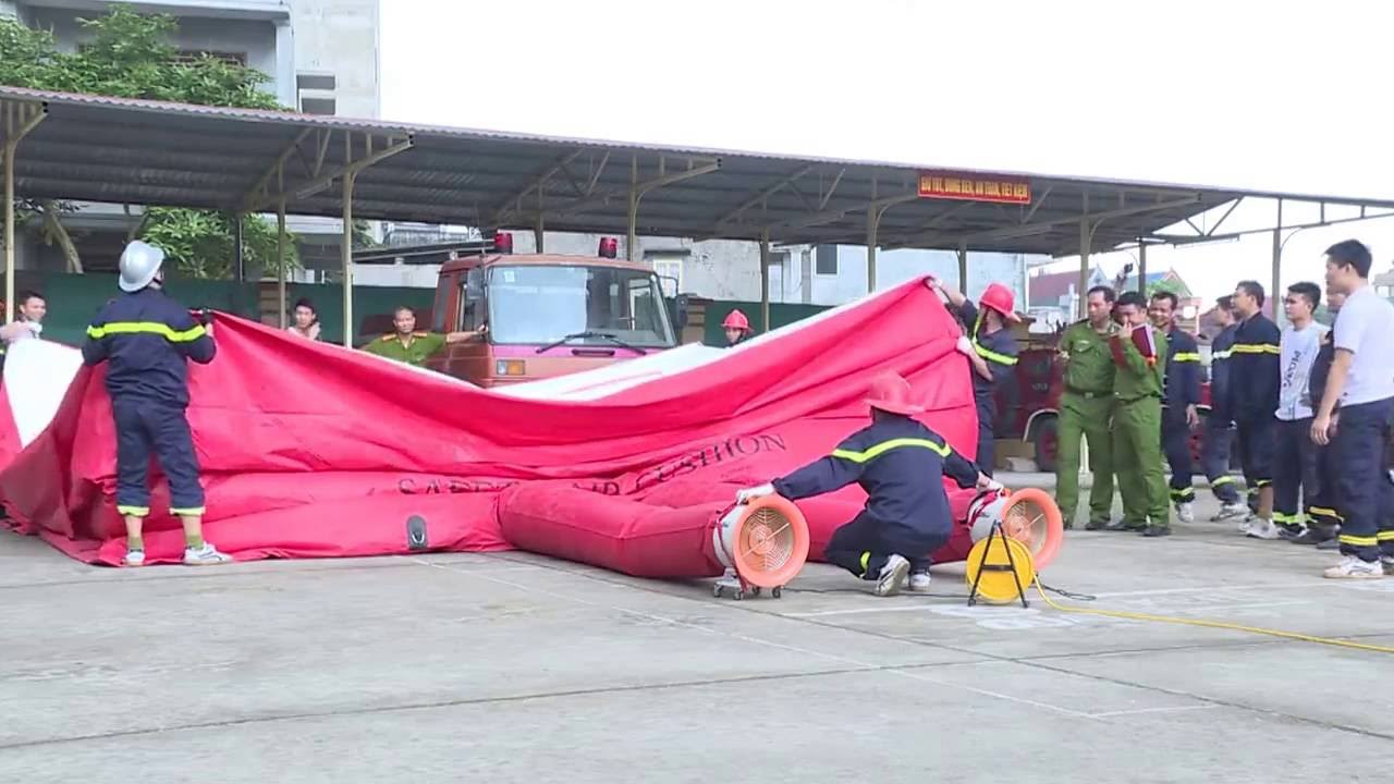 Kiểm tra nghiệp vụ PCCC: Sử dụng đệm hơi cứu người 2