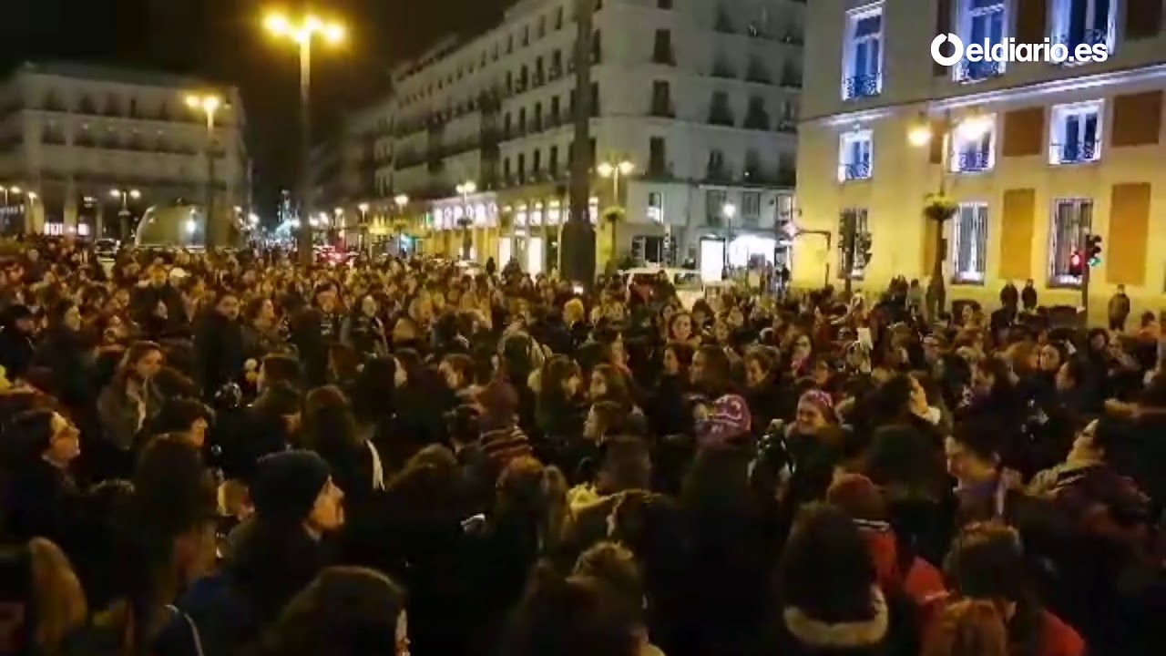 Multitudinaria cacerolada en Sol en la madrugada feminista del 8M