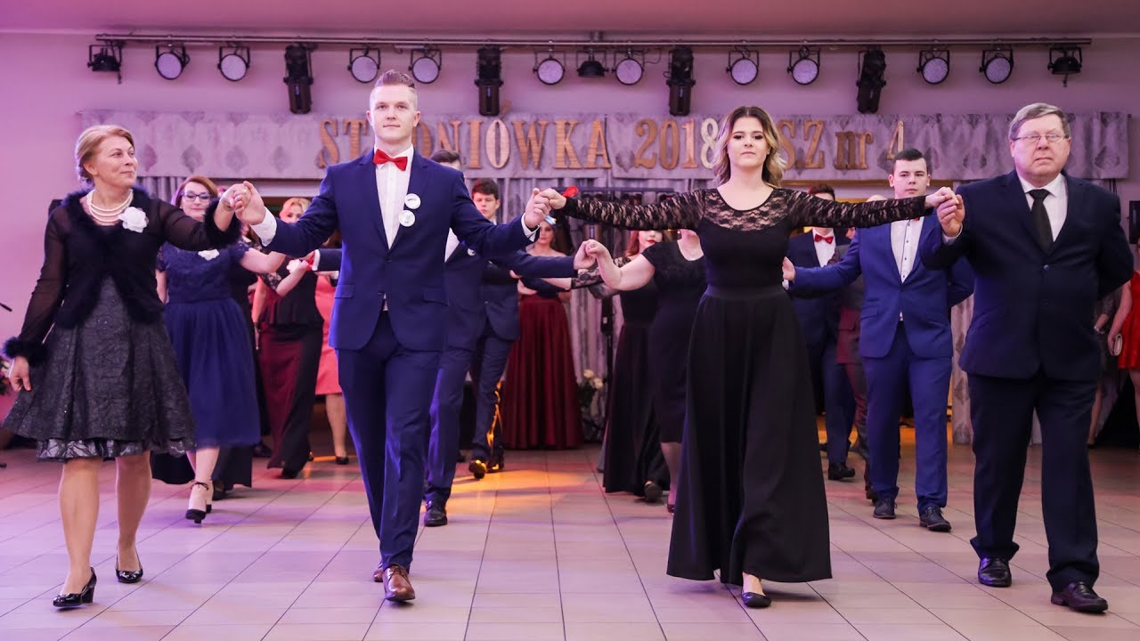 Studni&oacute;wka ZSZ nr 4 w Ostrołęce - polonez nauczycieli