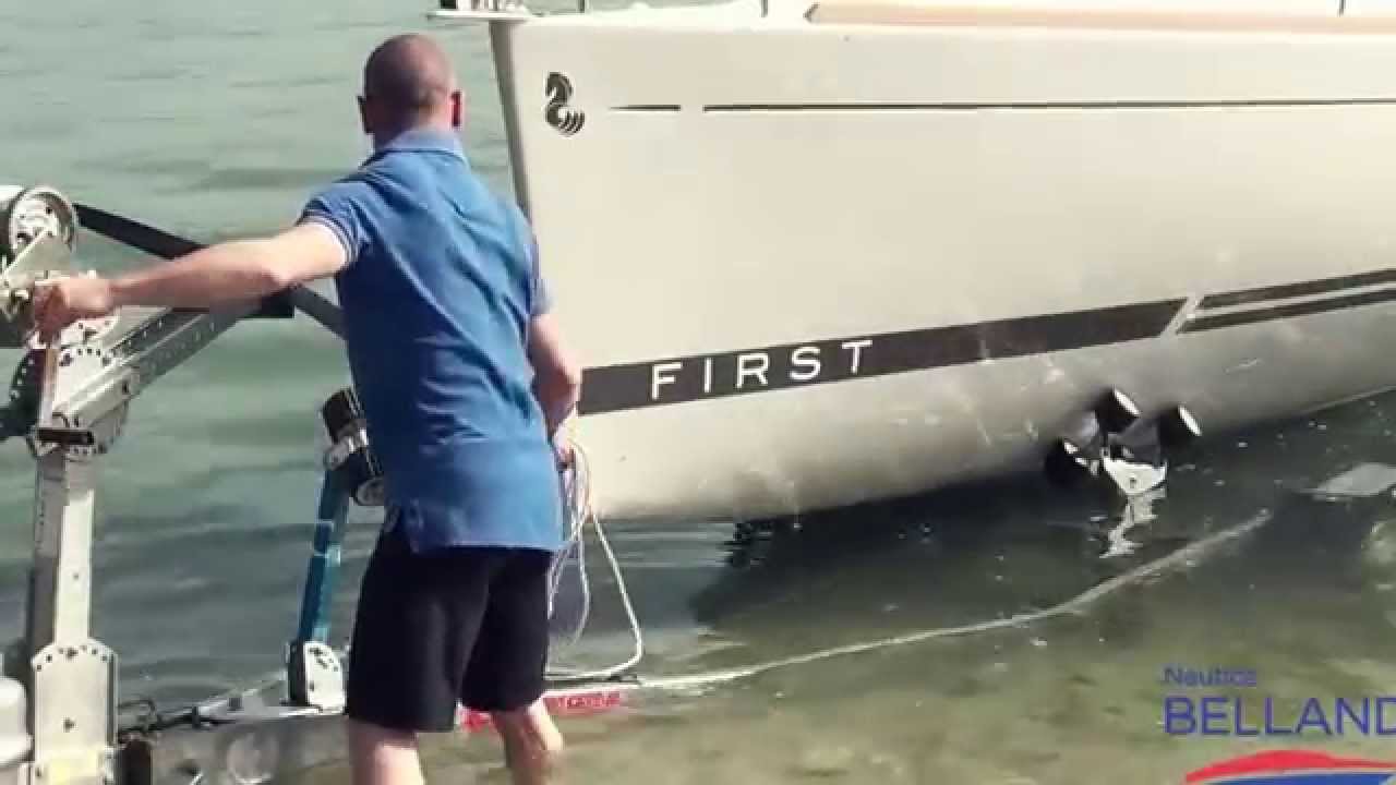 Come effettuare il varo e l'alaggio di un'imbarcazione a vela BENETEAU FIRST 20