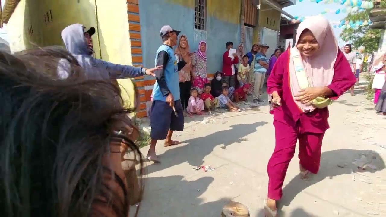 (Arsip)Part 2 Lomba agustusan memalu paku peserta pasangan ibu&bapak Ds.Pejagan