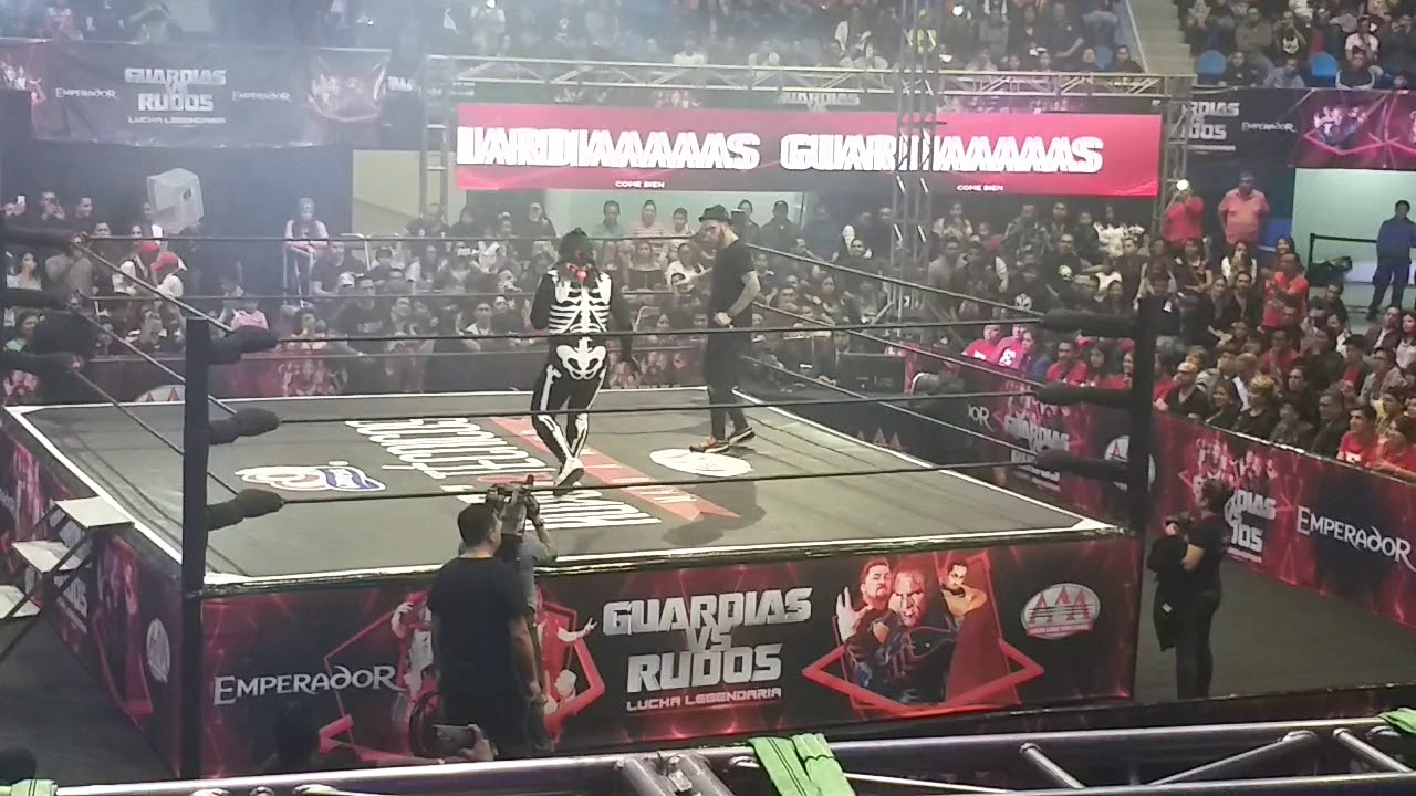 La parka bailando con niños