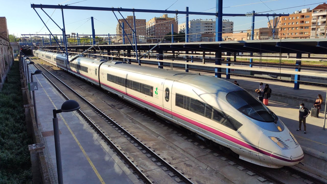 Renfe AVE S-103 Velaro en doble composición: entrada y salida de la estación de Lleida-Pirineus